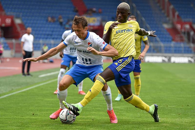 Fotbalisté Zlína se na Letné utkají s Ostravou. Na snímku bojují o míč Daniel Tetour a Cheick Oumar Conde (vpravo). Foto: Deník/ Lukáš Kaboň