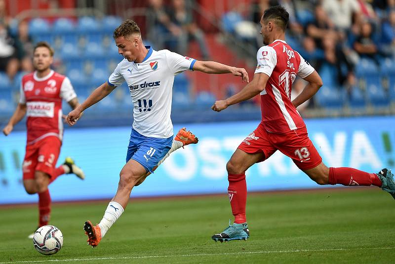 Utkání 4. kola první fotbalové ligy: FC Baník Ostrava - FK Pardubice, 19. září 2020 v Ostravě. (zleva) Ondřej Šašinka z Ostravy a Martin Šejvl z Pardubice.