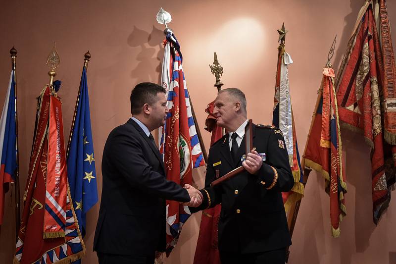 Ocenění hasičů za službu, 25. ledna v Ostravě. Na snímku (vlevo) Jan Hamáček a Vladimír Vlček.