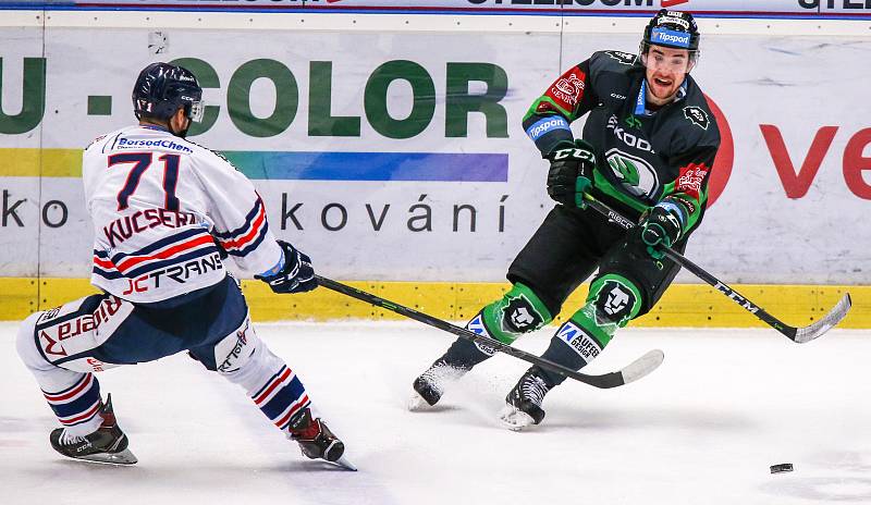 Předehrávka 42. kola hokejové extraligy: HC Vítkovice Ridera - BK Mladá Boleslav, 4. prosince 2018 v Ostravě. Na snímku (zleva) Kucsera Lukáš z Vítkovic a Najman Ondřej z Mladé Boleslavi