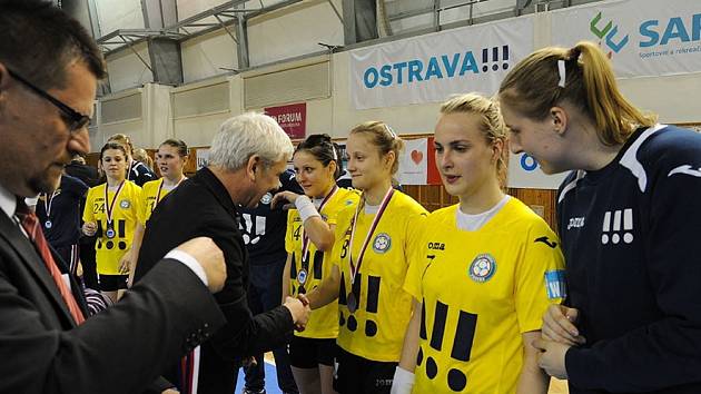 Házenkářky DHC Sokol Poruba oslavily vítězstvím 24:23 nad Mostem zisk bronzových medailí v Interlize.