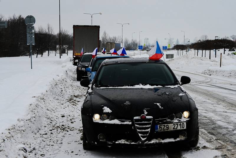 Spanilá jízda proti nouzovému stavu.