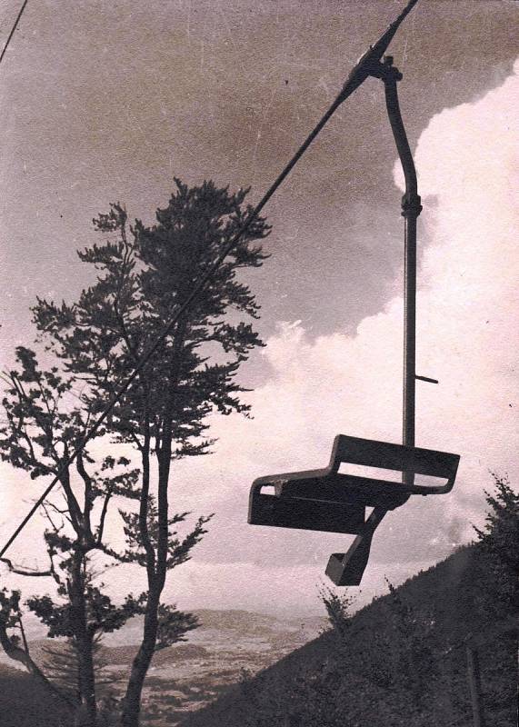 Jednomístná sedačka lanovky z Trojanovic na Pustevny v roce 1940.
