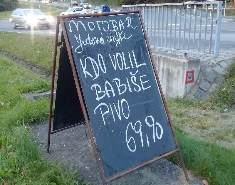 Jedová chýše v Ostravě vzkazuje voličům Andreje Babiše, že si za pivo v tomto motobaru mají připlatit jednou tolik. Říjen 2021.