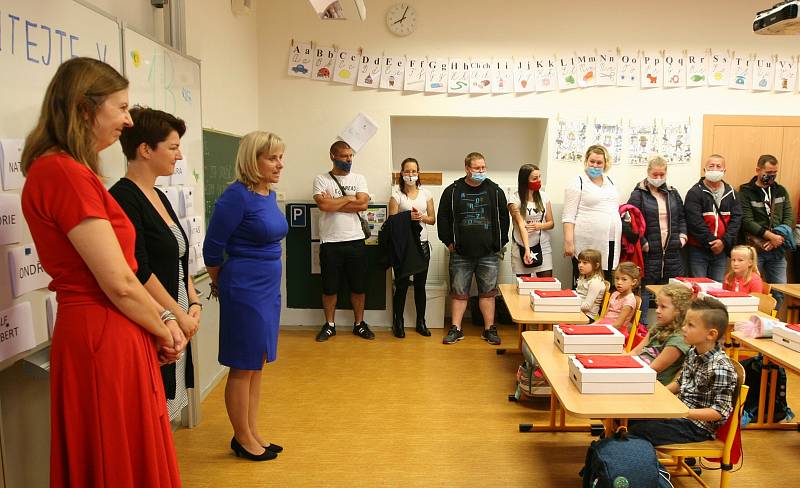 První den školního roku 2020/2021 v ZŠ Porubská v Ostravě-Porubě, kde byly na scéně roušky, zpocení rodiče a natěšené i uplakané děti.