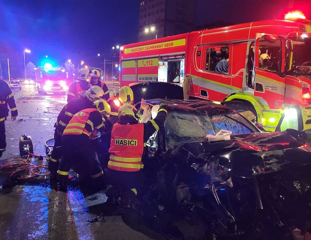 Ranní nehoda v Ostravě: po nárazu do sloupu zůstal v autě zaklíněný 26letý muž
