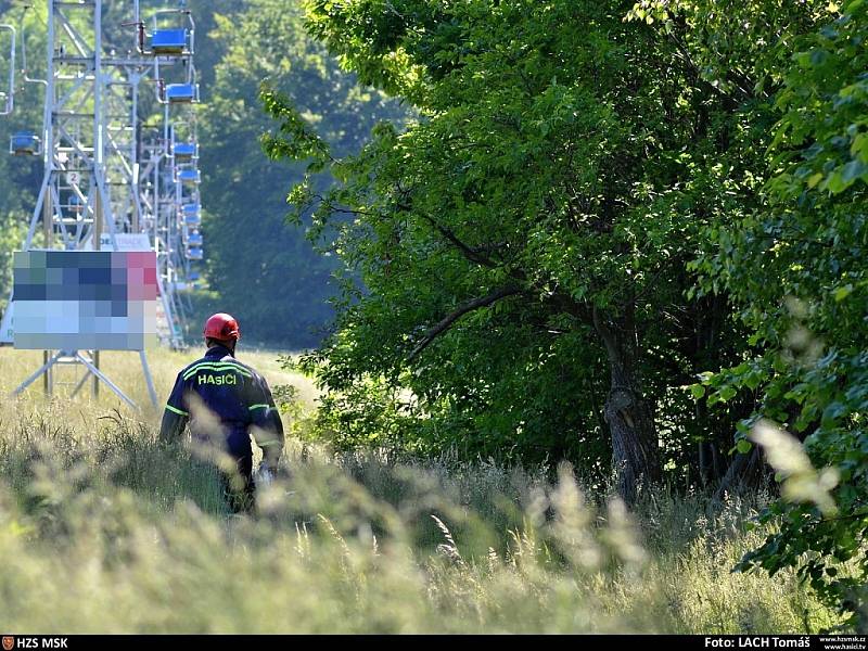 Zásah hasičů u zaseknuté lanovky na Javorovém.