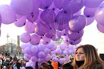 Ostravské děti se ve čtvrtek zapojily do celorepublikové akce Český Ježíšek, když vypustily před slezskoostravskou radnicí k nebi dvanáct set balonků s přáními.