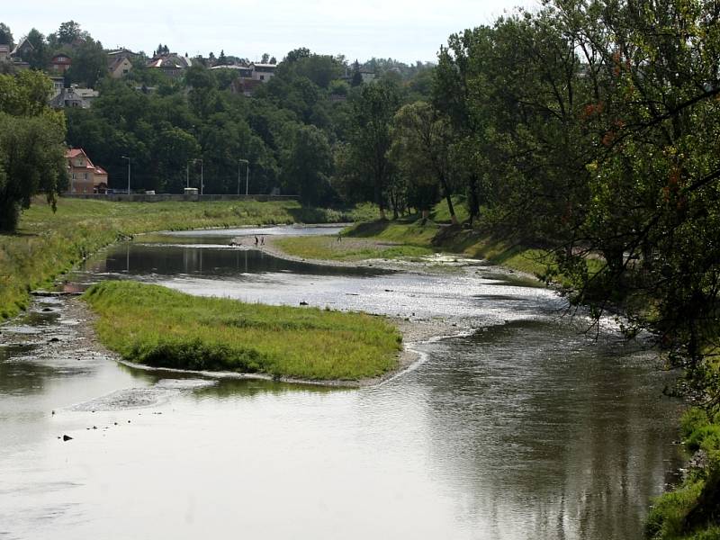 Jen málo vody protéká v poslední době v řekách v našem kraji. Dokládá to i snímek řeky Ostravice v Ostravě.