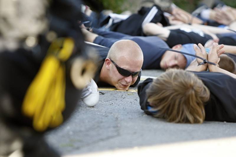 Střet radikálů s policejními těžkooděnci v ulicích Ostravy. 