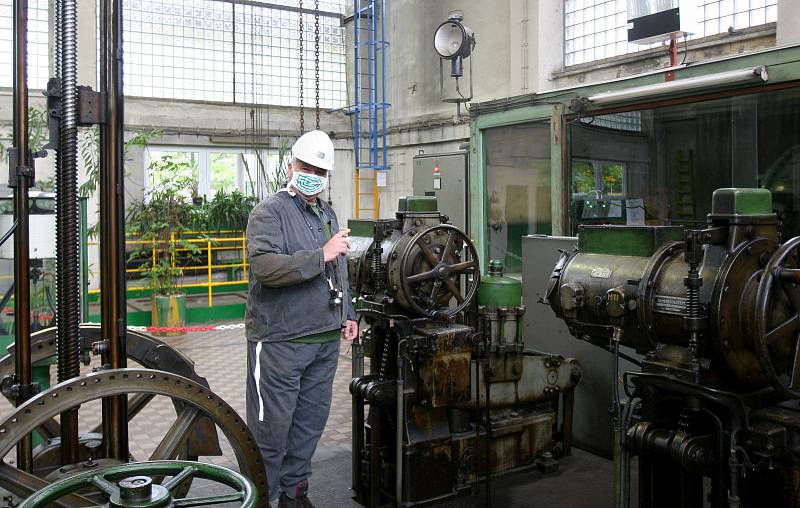 VEDOUCÍ důlní dopravy na vodní jámě Jeremenko dává pokyny obsluze zdejšího historického těžního stroje.