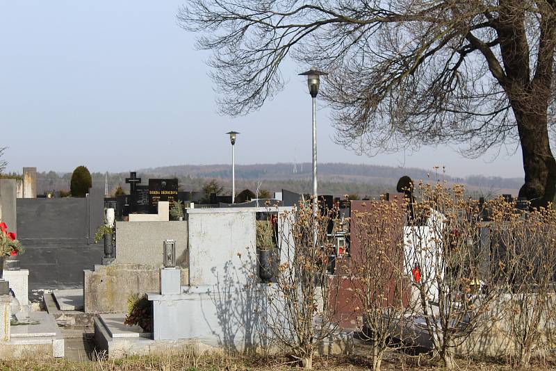 Krásnopolský hřbitov s novým čelním plotem a parkovištěm