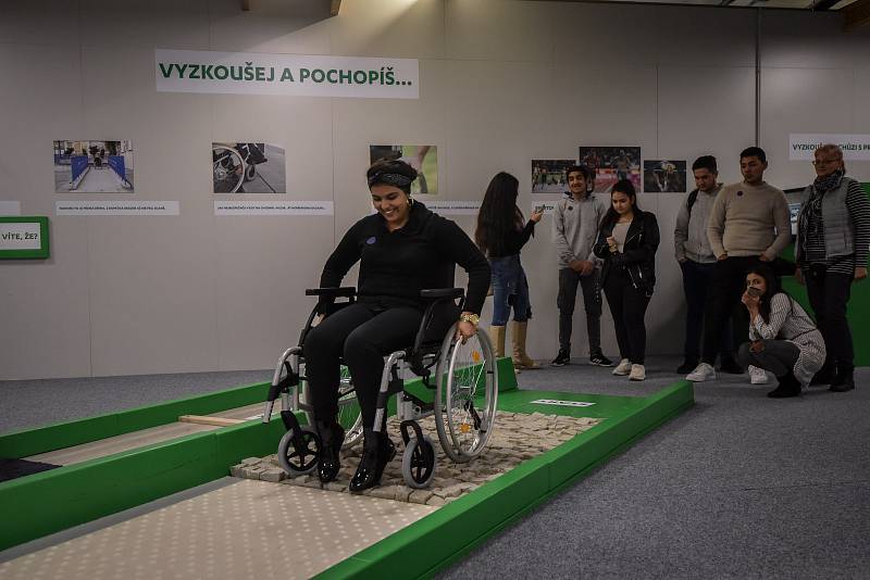 Vyzkoušet si život s protézou ruky či nohy nebo jízdu po dlažebních kostkách na trenažéru invalidního vozíku to vše umožňuje výstava Tělo a technika - jak technika pomáhá handicapovaným, která začala 12. prosince 2018 ve Světě techniky v ostravských Dolní