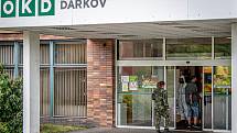 Armádní zdravotníci přijeli na pomoc s plošným testováním zaměstnanců Dolu Darkov v souvislosti s nákazou koronaviru (DOVID-19), 23. května 2020 na Karvinsku.