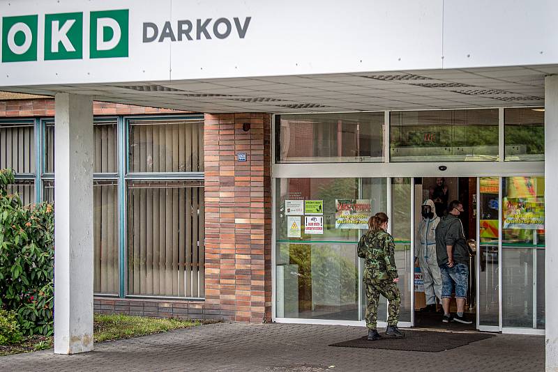 Armádní zdravotníci přijeli na pomoc s plošným testováním zaměstnanců Dolu Darkov v souvislosti s nákazou koronaviru (DOVID-19), 23. května 2020 na Karvinsku.