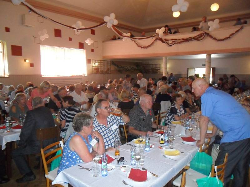 Letošního už 11. ročníku akce se zúčastnilo 250 lidí, dalších zhruba 40 museli organizátoři odmítnout. I tak byly ale sály restaurace Prostor zaplněny do posledního místečka.