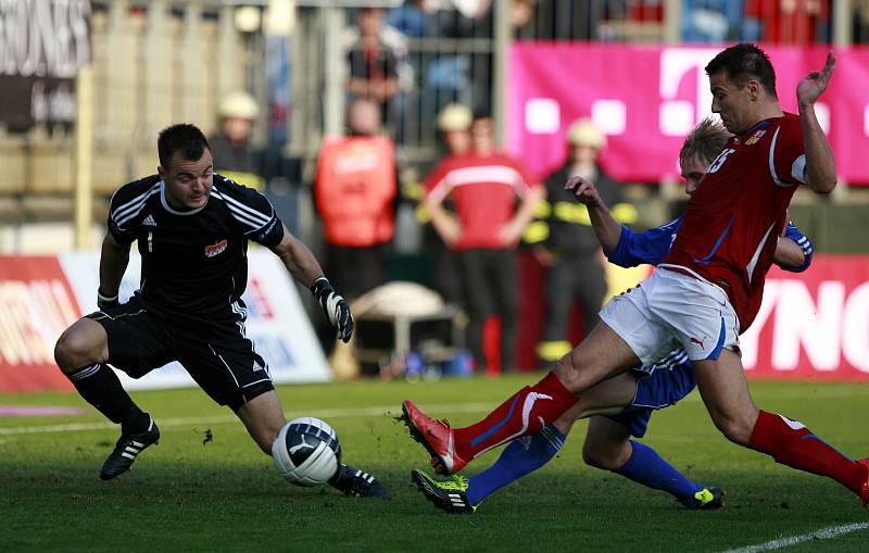 Utkání reprezntací ČR – Lichtenštejnsko na Střeleckém ostrově v Českých Budějovicích. Milan Baroš v šanci. 29. 3. 2011.