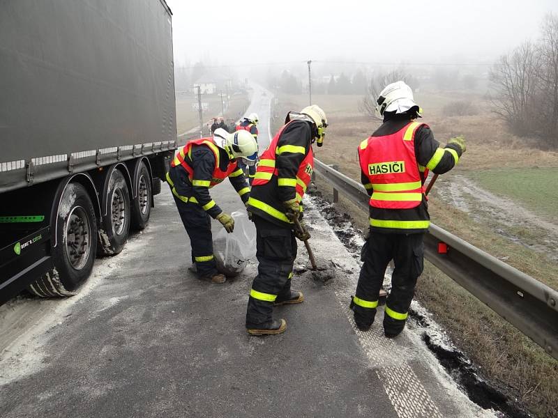 Vážná dopravní nehoda v pátek 8. března zablokovala komunikaci I/11 mezi Ostravou-Porubou a obcí Velká Polom. 