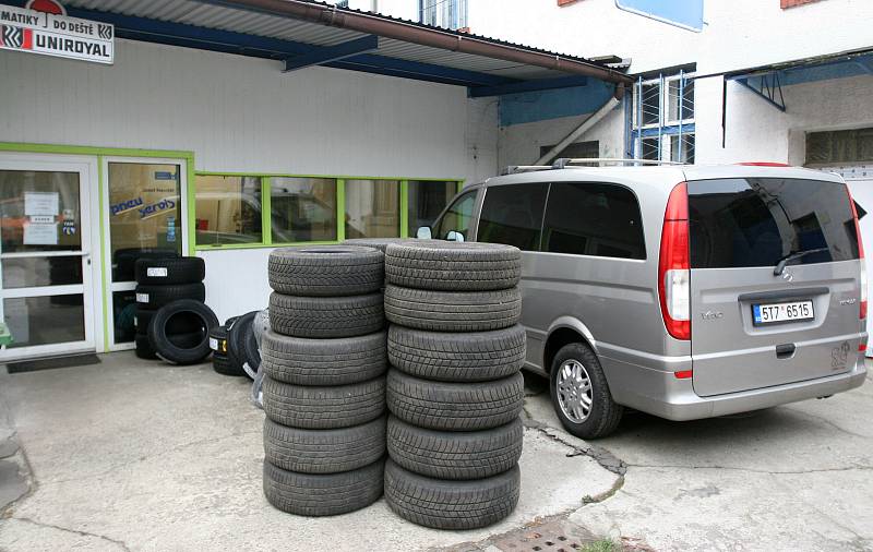 Nejstarší pneuservis v Ostravě ve Zborovské ulici č. 7. Staří motoristé to tady znají pod socialistickým jménem Obnova.