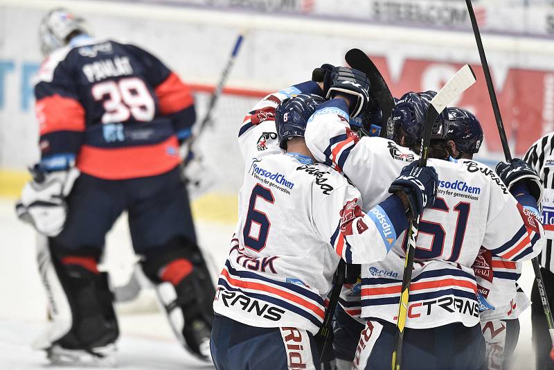 Utkání 46. kola hokejové extraligy: HC Vítkovice Ridera - Piráti Chomutov, 19. února 2019 v Ostravě. Na snímku Jan Výtisk, Peter Trška a v pozadí Pavlát Dominik.