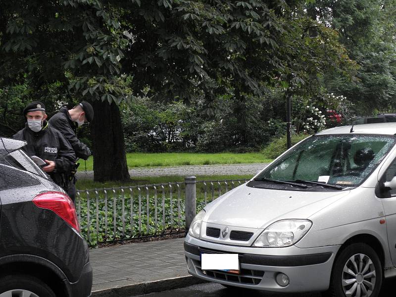 Strážníci v pátek rozdávali pokuty u pošty v centru Ostravy.