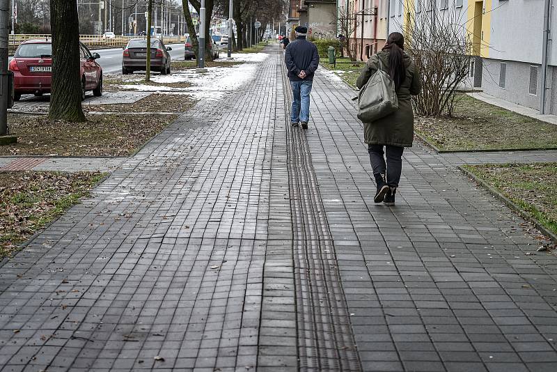 Zvlněný chodník na ulici Opavská, 22. ledna 2021 v Ostravě-Porubě.