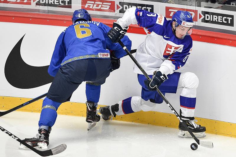 Mistrovství světa hokejistů do 20 let, skupina A: Slovensko - Kazachstán, 27. prosince 2019 v Třinci. Na snímku (zleva) Tamirlan Gaitamirov a Oliver Okuliar.