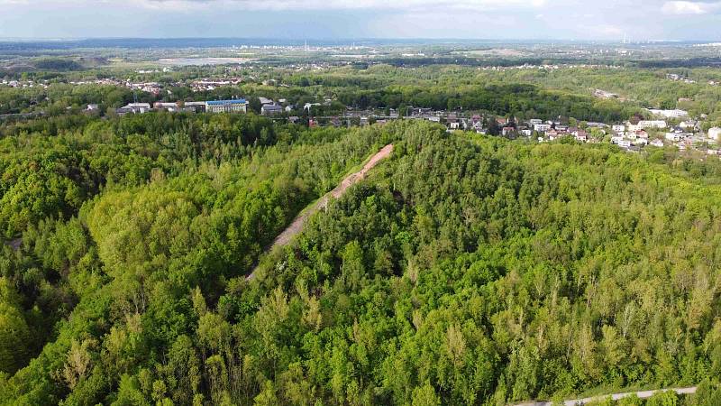 Výhledy z Haldy Ema nabízejí pohled na město Ostrava, Beskydy, Nízký Jeseník a ještě dál.