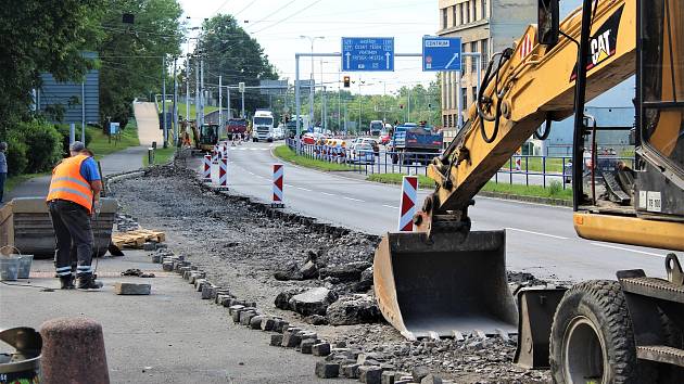 Rekonstrukce vozovky a tvořící se kolony, Bohumínská ulice, Ostrava, 6. června 2022.