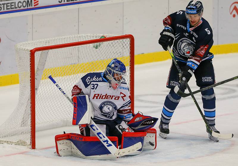 Utkání 3. kola hokejové extraligy: HC Vítkovice Ridera - Bílí Tygři Liberec, 20. září 2019 v Ostravě. Zleva brankář Vítkovic Daniel Dolejš a Ladislav Šmíd z Liberce.