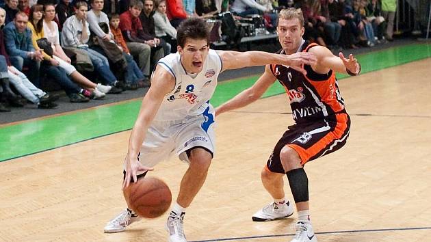 Z basketbalového zápasu NH Ostrava - Nový Jičín, Lukáš Palyza, Juraj Gavlák