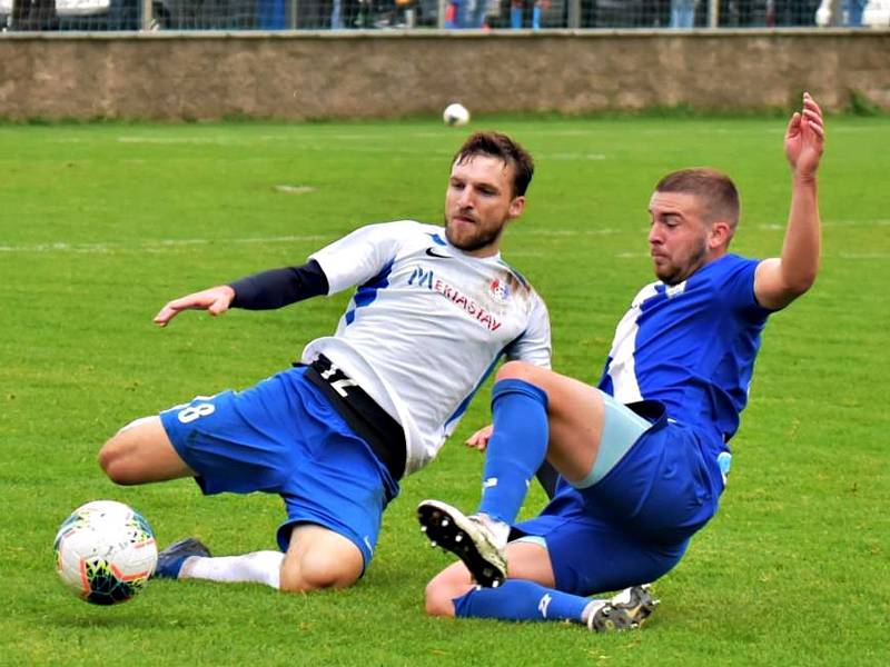 I sedmé utkání na domácím trávníku fotbalisté Blanska (bílé dresy) vyhráli. Ve 12. kole Moravskoslezské ligy porazili MFK Frýdek-Místek 1:0. Foto: Josef Kratochvíl