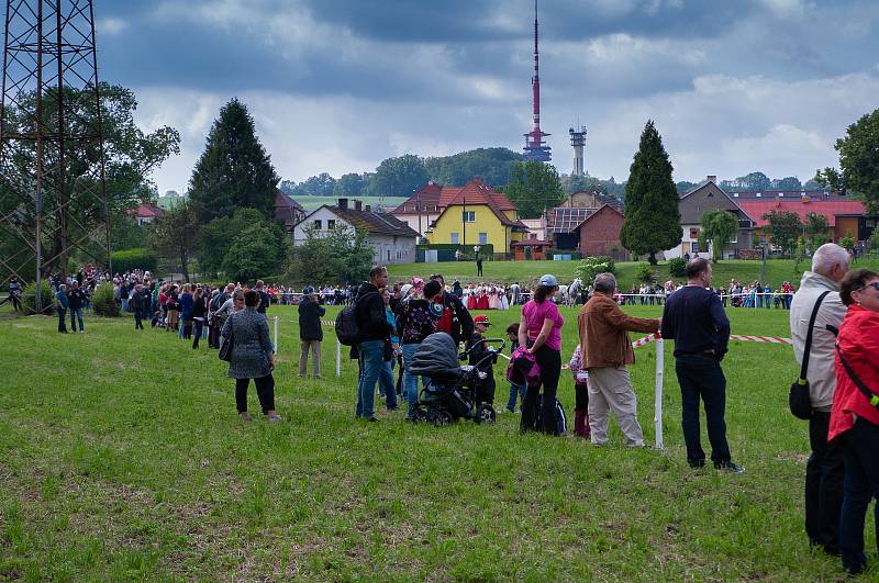 Honění krále. Už 47. ročník této akce hostila v sobotu Lhotka u Ostravy. Lidové veselice se zúčastnilo asi patnáct stovek lidí.