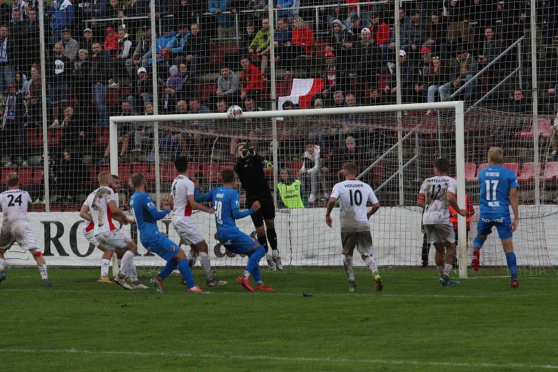 MOL Cup, 2. kolo, SK HS Kroměříž (červenobílé dresy) - FC Baník Ostrava, 21. září 2022.