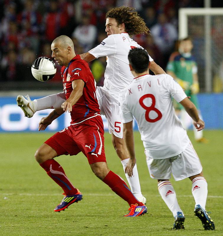 Zápas kvalifikace na EURO 2012 Česká republika – Španělsko hraný 7. října v Praze. Milan Baroš (v červeném) z České republiky a Puyol ze Španělska.