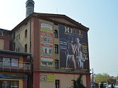 Billboardu v Ostravě dal současnou podobu Nikola Vavrous alias Khoma tím, že slečně na snímku přimaloval kalhotky. 