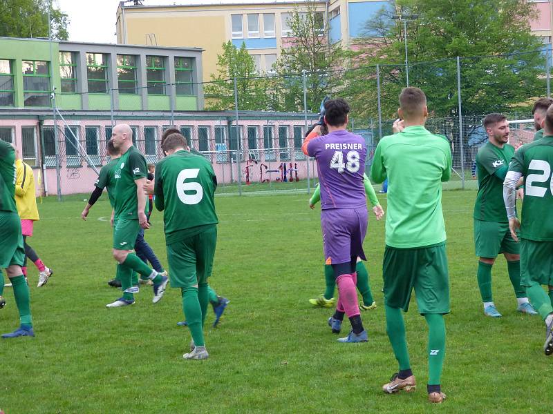 Fotbalisté Staré Bělé (v zeleném) zvítězili ve středečním finále Poháru MěFS Ostrava nad Ostravou-Jih 3:1.