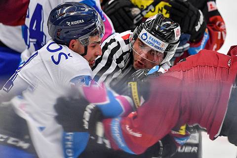 Utkání 44. kolo hokejové extraligy: HC Vítkovice Ridera - HC Sparta Praha, 3. února 2023, Ostrava. (zleva) Dominik Lakatoš z Vítkovic a David Němeček ze Sparty.