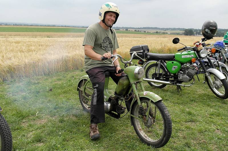 Letiště v Hati v česko – polském pohraničí hostilo osmý ročník akce s názvem Retro Chrchel, srazu milovníků malých motocyklů. Hať, 17. července 2021.