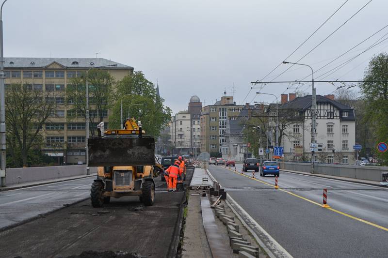 První etapa rekonstrukce Českobratrské ulice od zastávky Most Pionýrů po kruhový objezd na Hladnově, která potrvá do prosince, je v plném proudu. 