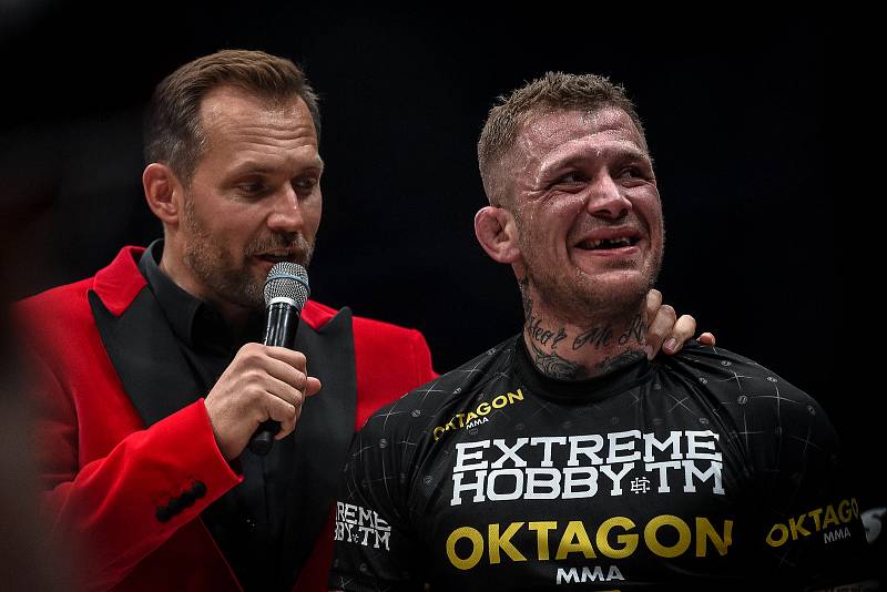 MMA Octagon 11 v Ostravar aréně, 16. března 2019 v Ostravě. Na snímku (v modrem) Václav Mikulášek proti Ondřej Raška.