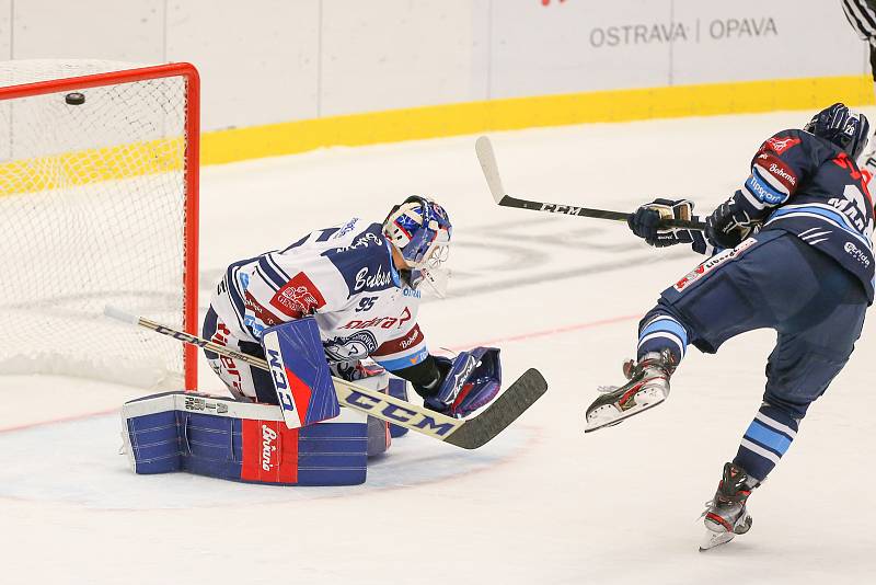 Utkání 3. kola hokejové extraligy: HC Vítkovice Ridera - Bílí Tygři Liberec, 20. září 2019 v Ostravě. Zleva brankář Vítkovic Miroslav Svoboda a Rostislav Marosz z Liberce.