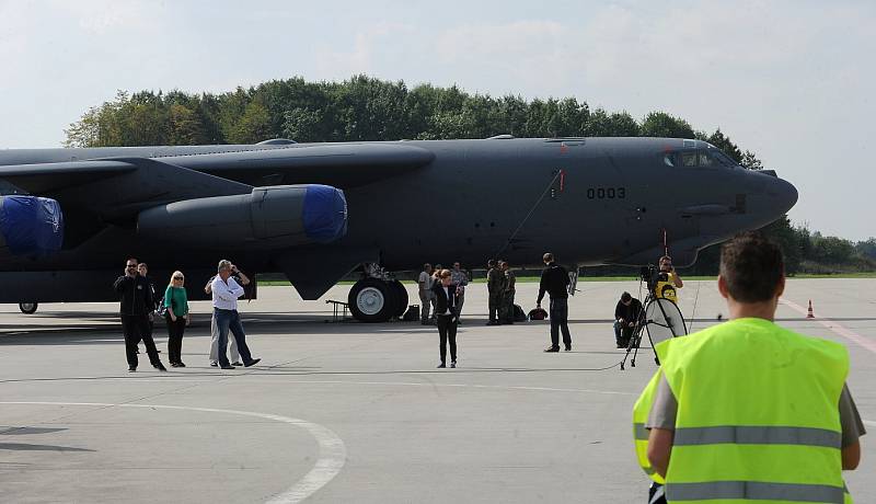 Dva legendární bombardéry B 52 přistály v úterý na Letišti Leoše Janáčka Ostrava. Obří stroje patří mezi největší atrakce letošního ročníku akce Dny NATO.