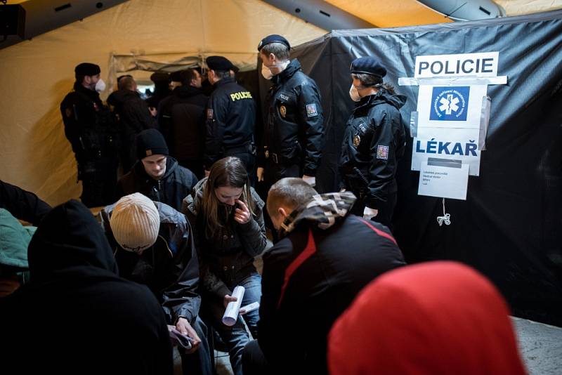 Cvičení zákroku a postupu při zajištění migrantů na hranici s Polskem v Chotěbuzi. 