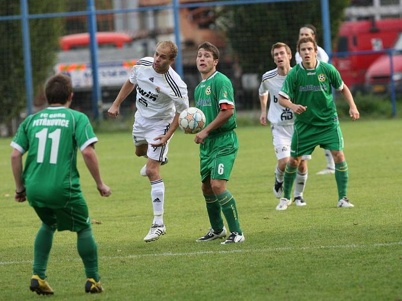 Fotbalisté Sokola Lískovec porazili v dresech Realu Madrid zeleně oděné hráče Odry Petřkovice.