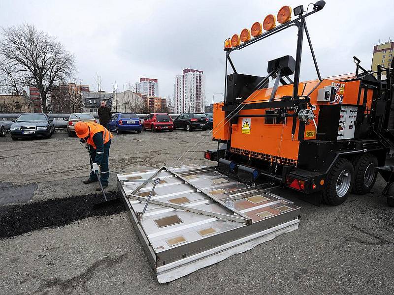 Nový stroj na opravu asfaltových povrchů Silkot 70-80 byl ve středu oficiálně předán do užívání městského obvodu Moravská Ostrava a Přívoz. 