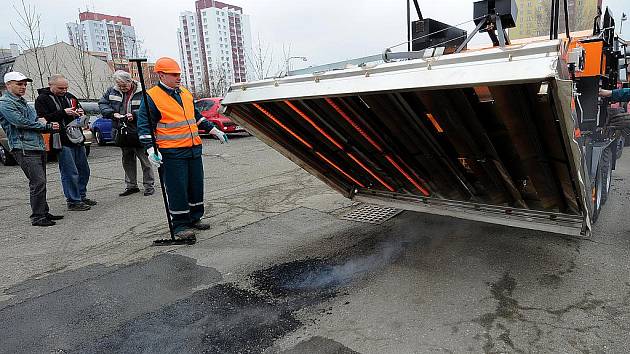 Nový stroj na opravu asfaltových povrchů Silkot 70-80 byl ve středu oficiálně předán do užívání městského obvodu Moravská Ostrava a Přívoz. 