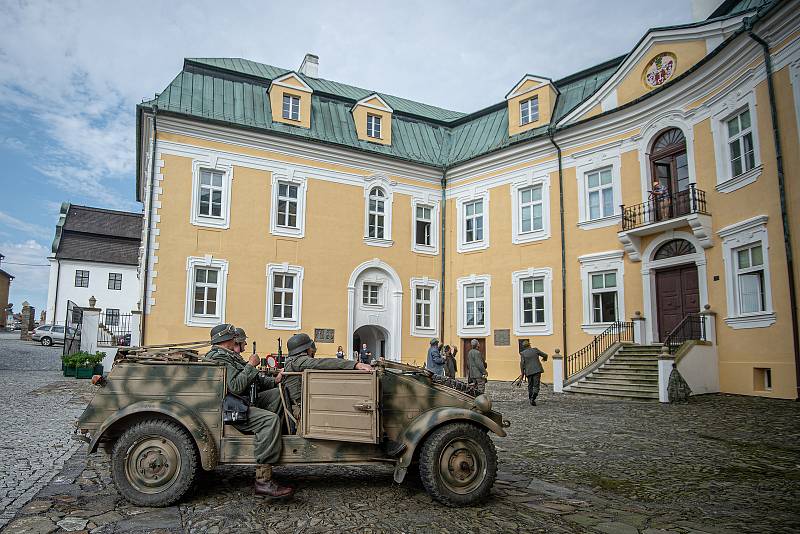 Klub vojenské historie Fenix při ukázce, kdy německý Wermacht obsadil zámek, 29. srpna 2020 v Bílovci.