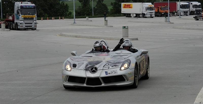 Zhruba stovka sportovních automobilů projela v rámci mezinárodního závodu Gumball 3000 i ostravským úsekem dálnice.