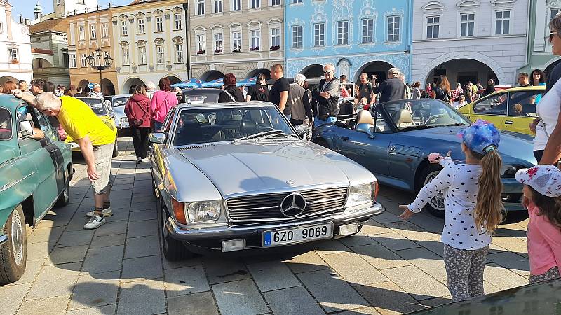 V Novém Jičíně na náměstí končila v úterý svatováclavská jízda automobilových veteránů.